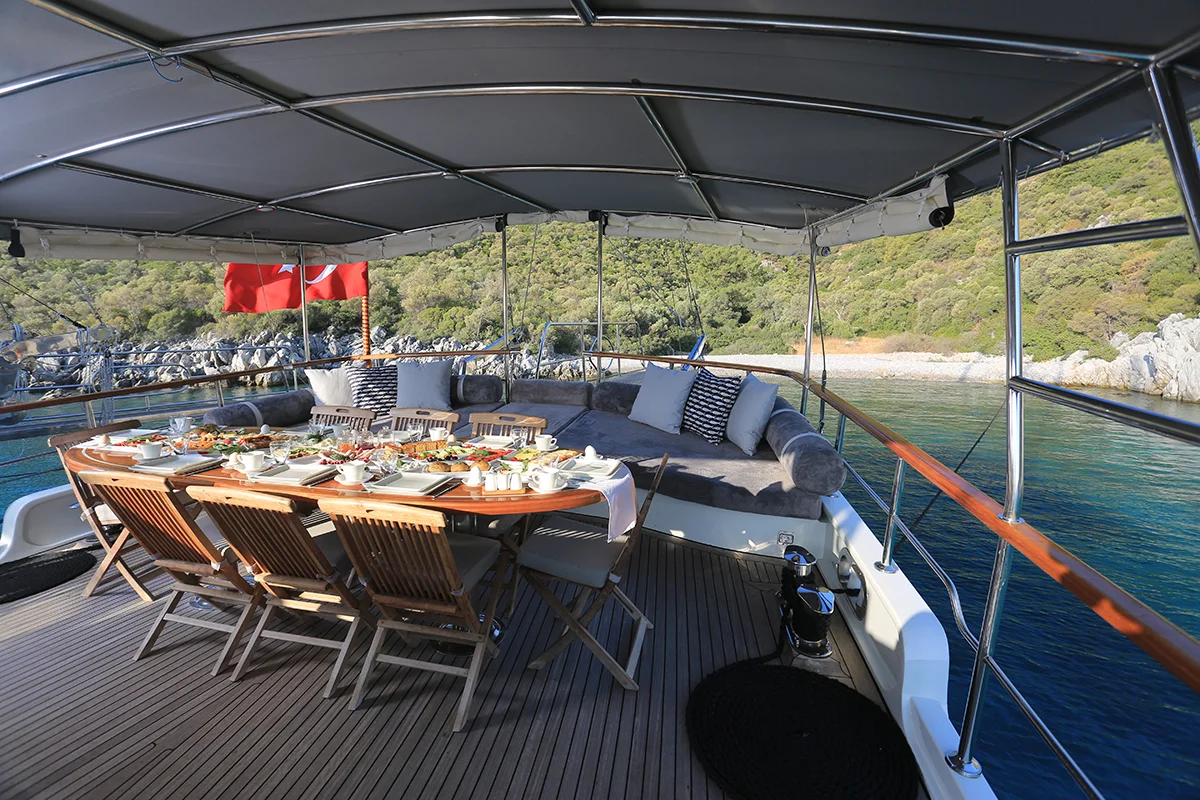 aft-deck-general-view-grand-sailor