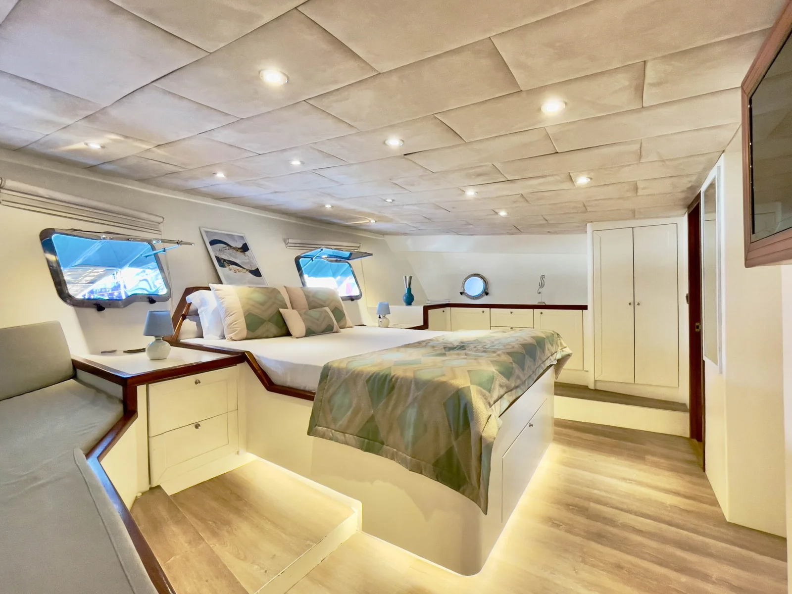 aft-master-cabin-double-bed-scaled
