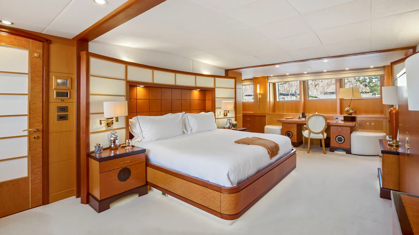 b492d180-0005-11ec-ae4d-771328c2a1e6-herculina-interior-deck-13