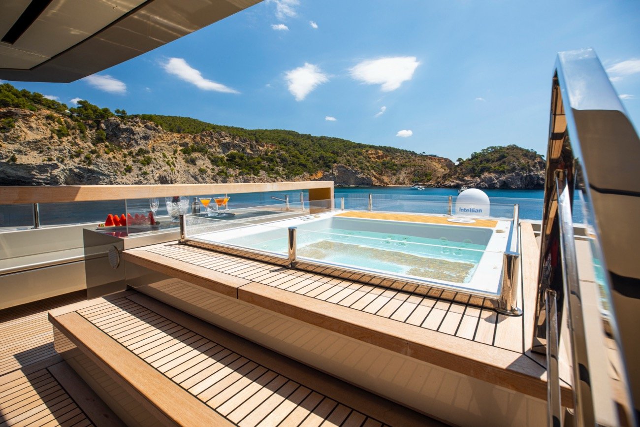 contact-yachts-maverick_0015