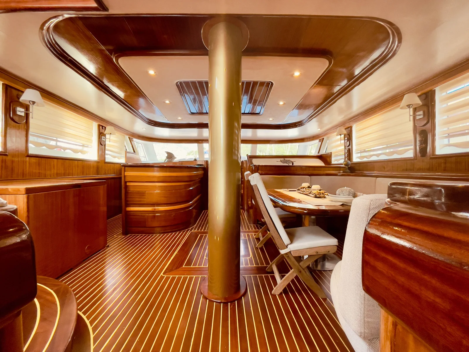 diva-deniz-luxury-yacht-saloon-scaled