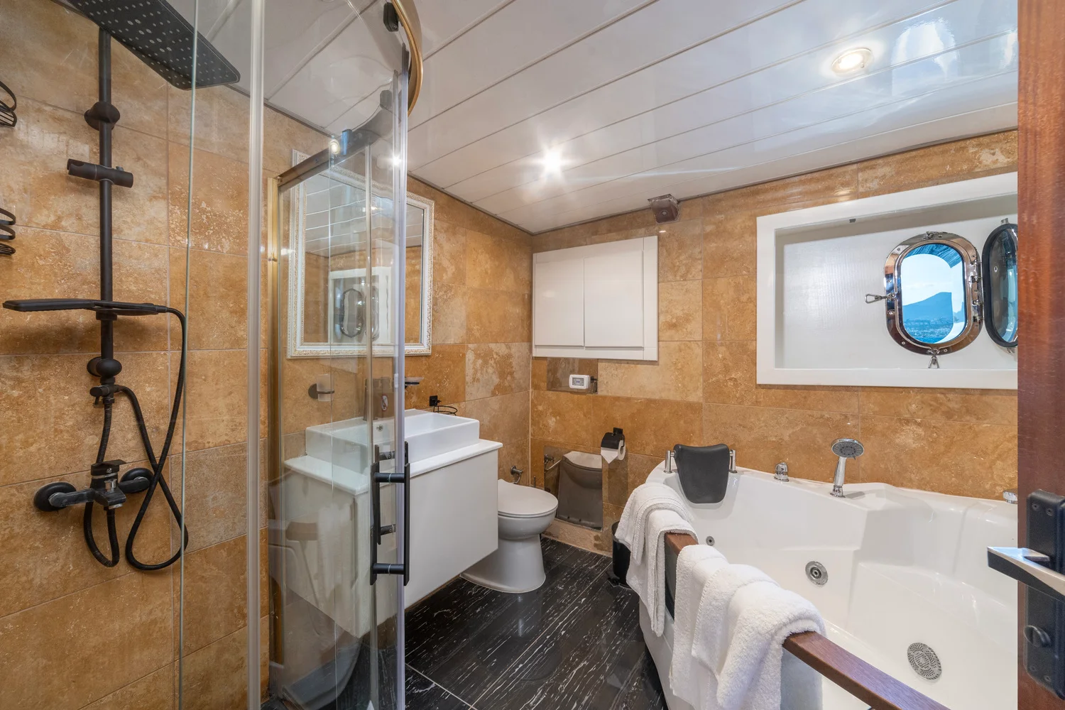 esma-sultan-aft-master-cabin-ensuite-bathroom