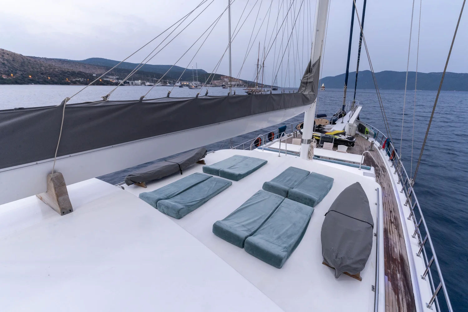 esma-sultan-boat-sunbathing-area-water-toys