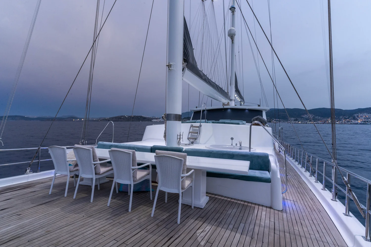 esma-sultan-yacht-front-deck-alfresco-dining-jacuzzi