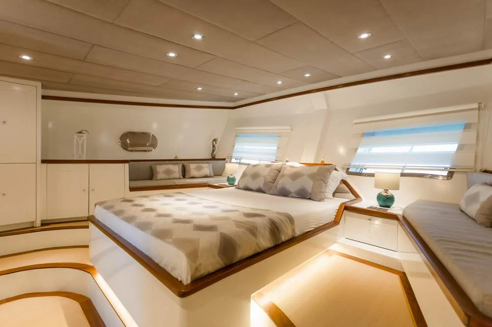 luxury-yacht-grand-sailor-aft-master-general-view