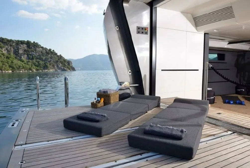 motor-yacht-fx-11