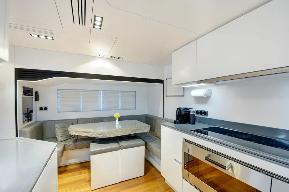 motor-yacht-fx-19