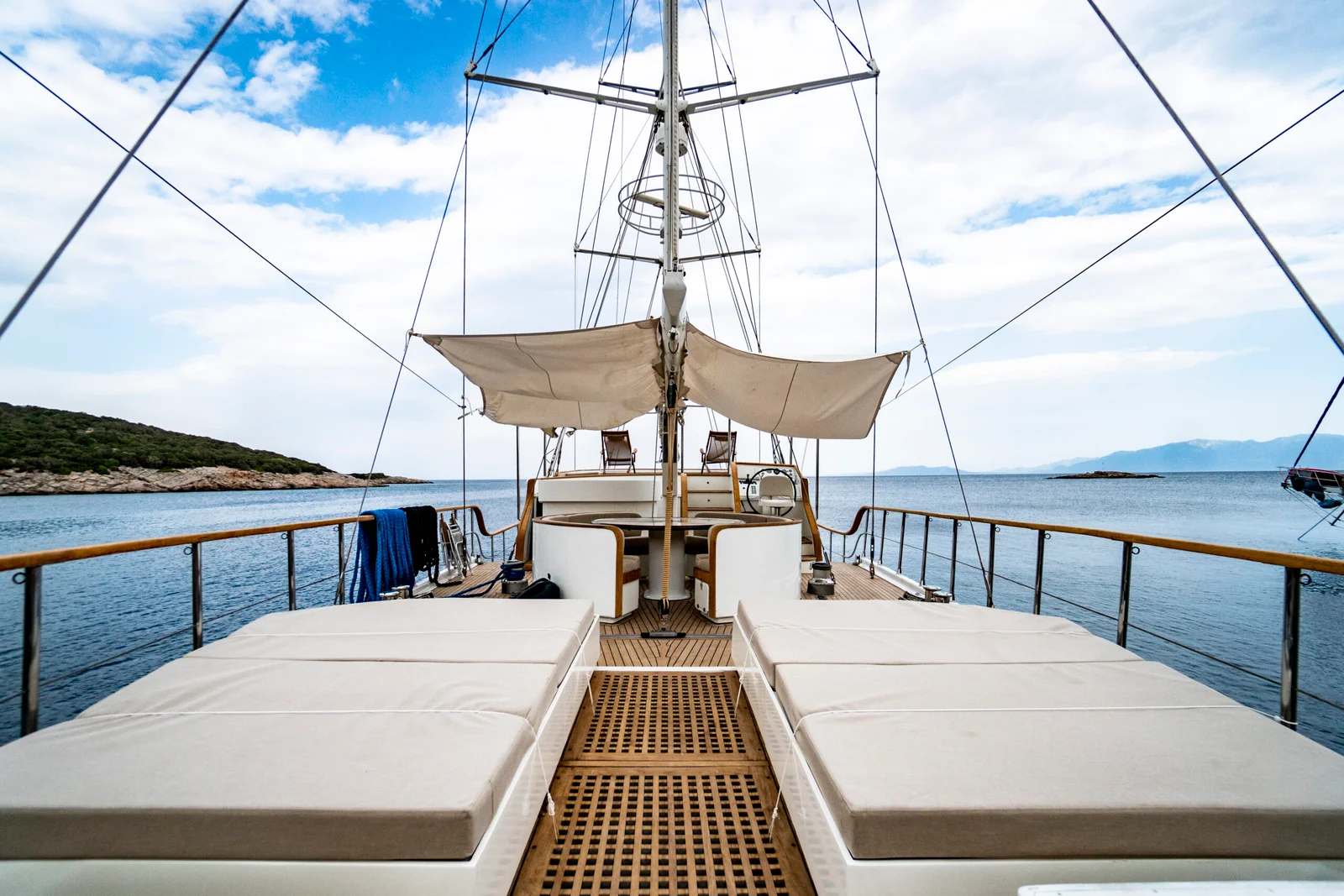 opus-yachting-sailing-yacht-luja-aft-deck-relaxing-dining-area-overview-scaled