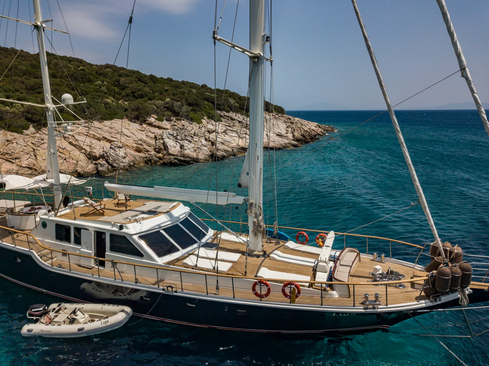 opus-yachting-sailing-yacht-luja-exterior-foredeck-closeup-photo-scaled