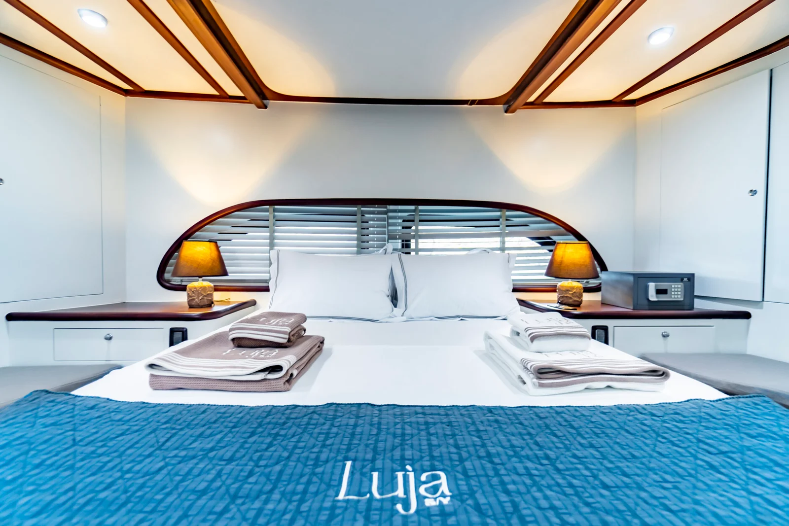 opus-yachting-sailing-yacht-luja-rear-master-cabin-closeup-photo-scaled