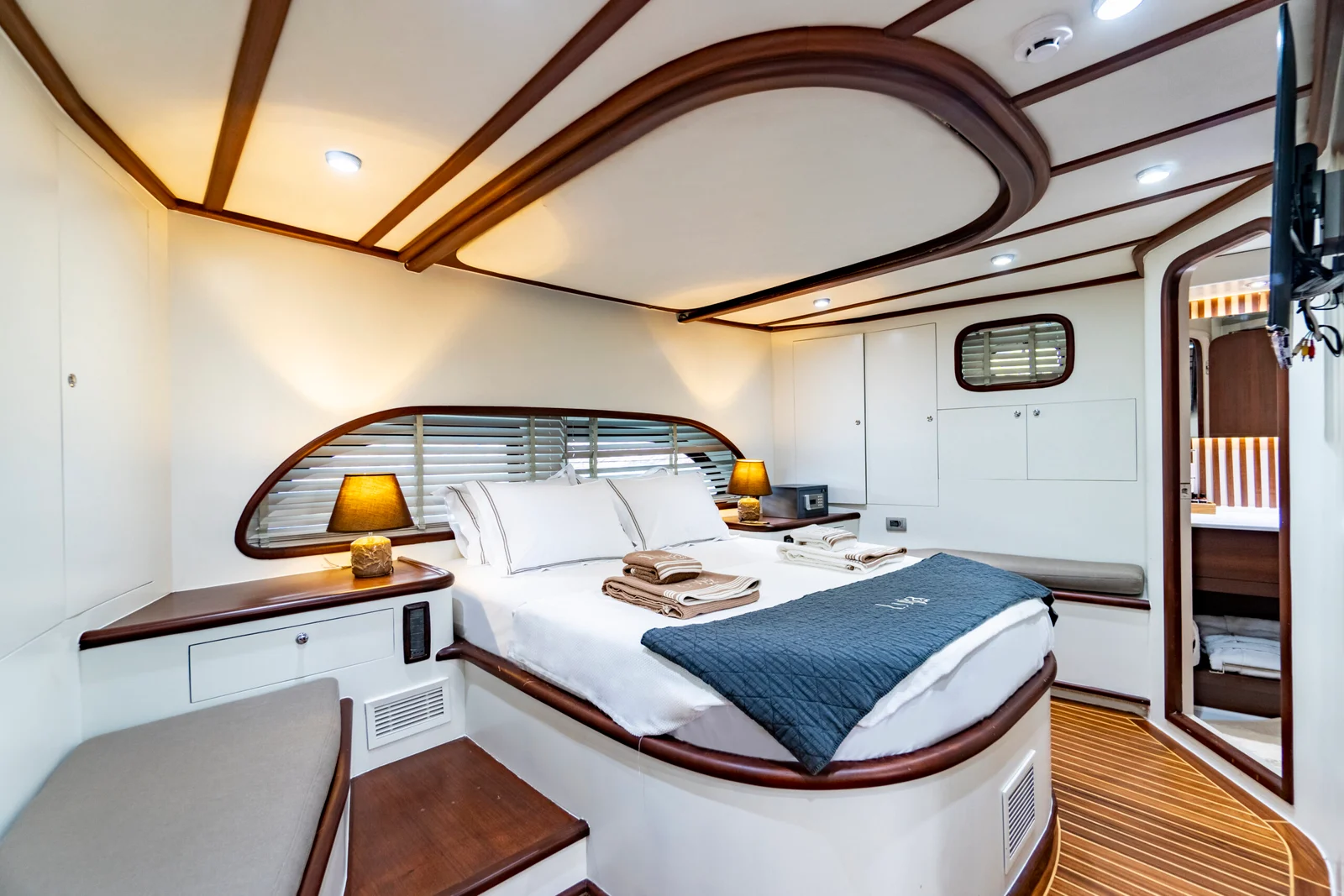 opus-yachting-sailing-yacht-luja-rear-master-cabin-overview-scaled