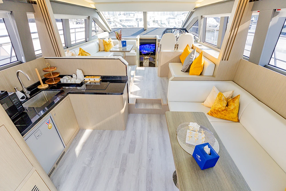 52ft Saloon 2